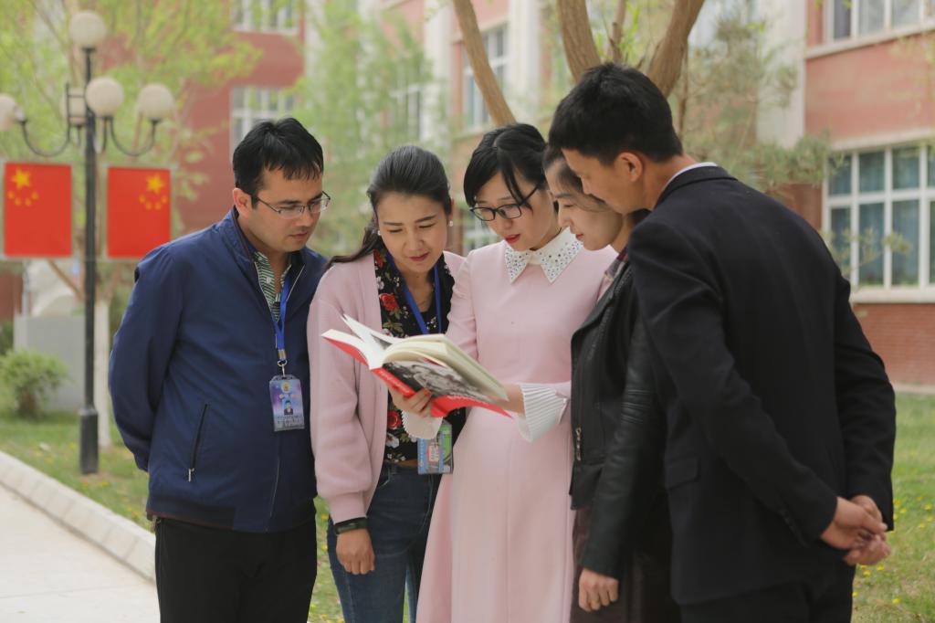 顾大鹏老师带动身边青年教师一起学习《习近平的七年知青岁月》1.JPG 顾大鹏老师带动身边青年教师一起学习《习近平的七年知青岁月》1.JPG