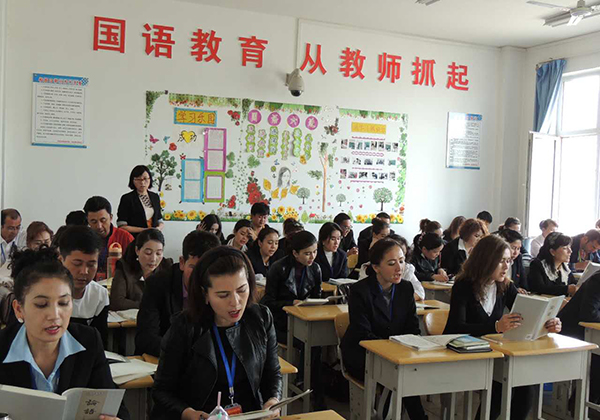 顾大鹏老师带领当地教师学员朗诵《论语.学而第一》.jpg 顾大鹏老师带领当地教师学员朗诵《论语.学而第一》.jpg