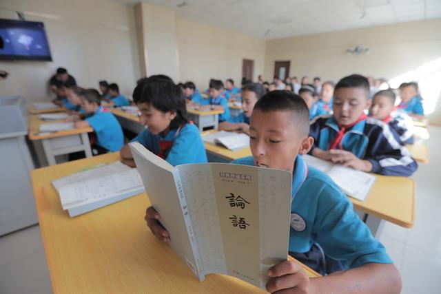 顾大鹏老师推动国学进入当地双语课堂.jpeg 顾大鹏老师推动国学进入当地双语课堂.jpeg