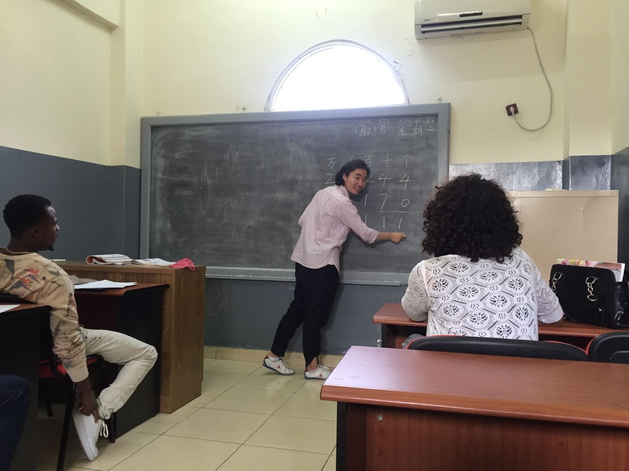 中文学院13级汉语国际教育学生周嘉琦担任孔子学院汉语教师志愿者在赤道几内亚国立大学为当地学生授课.jpg